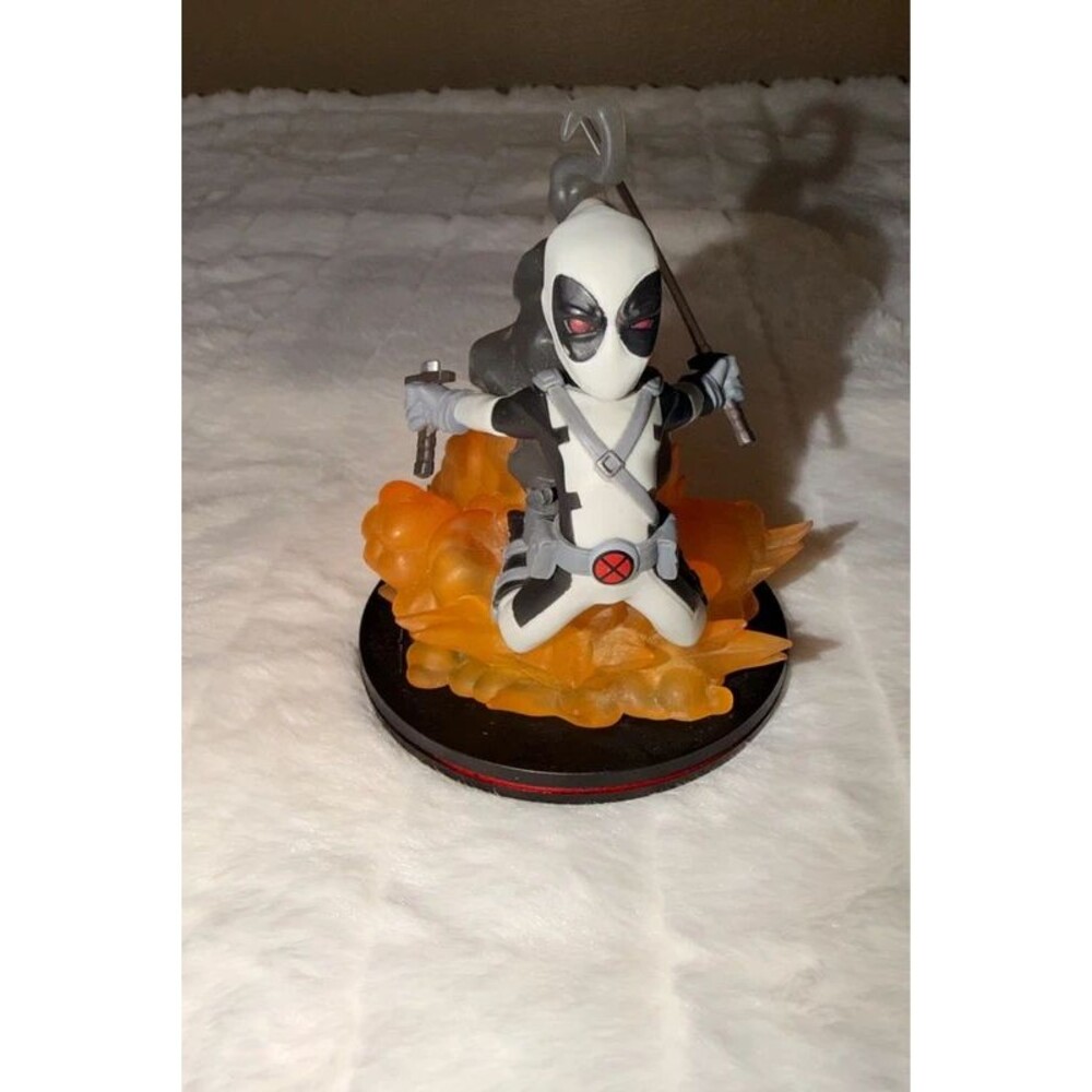 Deadpool figurine